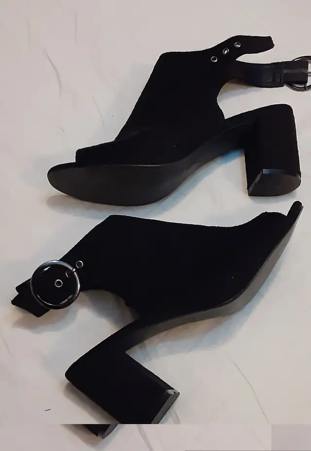 Peep toe heels (size 10) in Women's - Shoes in Edmonton - Image 5