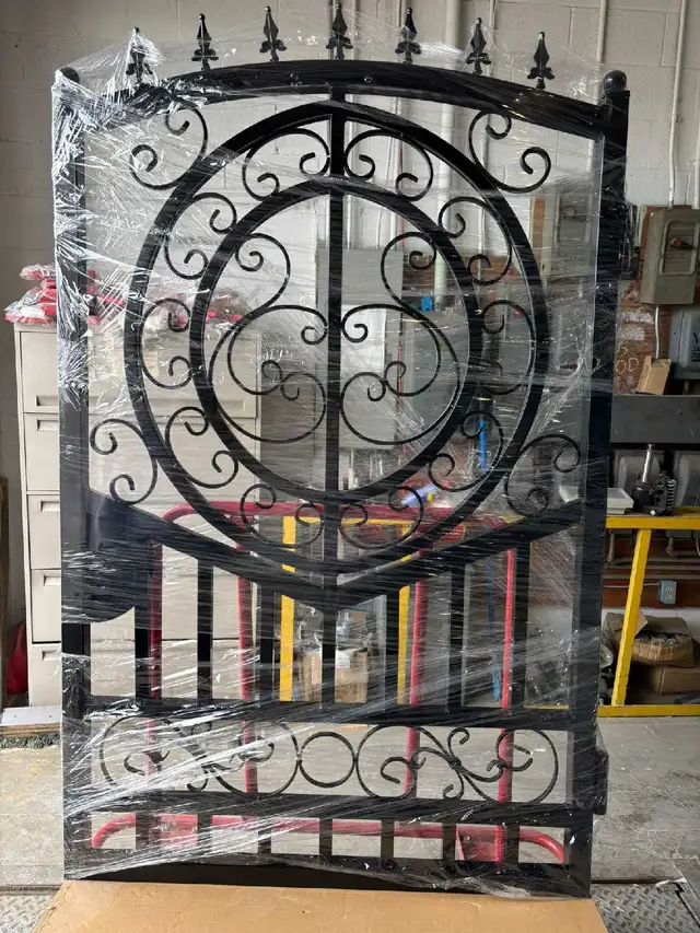 dual swing wrought Iron gates in Patio & Garden Furniture in City of Toronto - Image 3