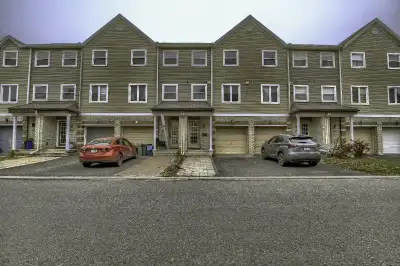 3 Beds 3 Baths Townhouse near Costco Barrhaven