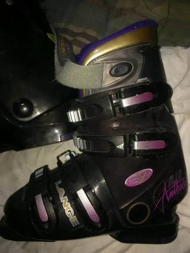 Over 15 pair: downhill ski boots in Ski in Kingston - Image 7