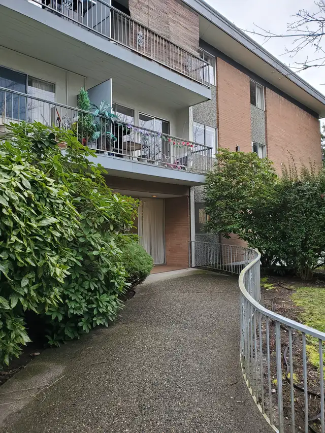 1 Bedroom Apt Available April 1st Near Edmonds Skytrain Station