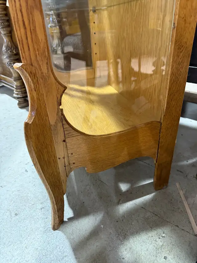 really unique light oak curved top cabinet  in Hutches & Display Cabinets in Edmonton - Image 9