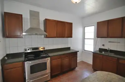 South  Riverdale -3 Bedrm, 2 Story, Loft Style, Apt w/ Deck