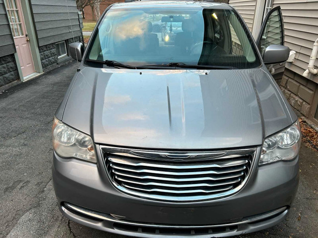 2015 CRYSLER TOWN & COUNTRY 218.000 KM'S IN VERY GOOD CONDITION  in Cars & Trucks in St. Catharines