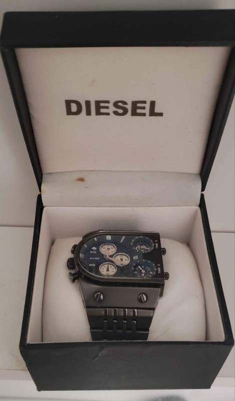 Diesel watch Wristwatch in the box good condition dz-9054 dz9054 dans Bijoux et montres  à Longueuil/Rive Sud - Image 2