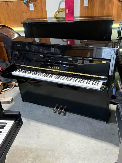 English / Français ci-dessous Beautiful Yamaha C108 upright piano. Exceptional condition. Made in Ja...
