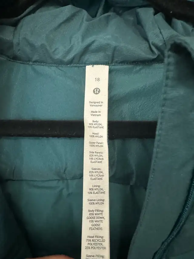 Lululemon woman jacket in Women's - Tops & Outerwear in Oshawa / Durham Region - Image 4