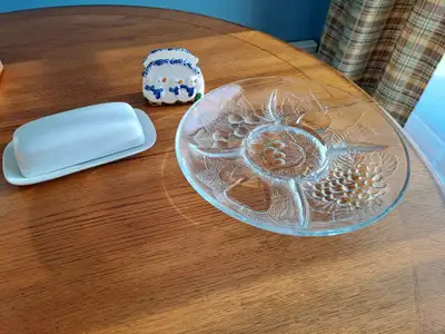Lot Assiette de service / Beurrier / Porte-Napkins, View more