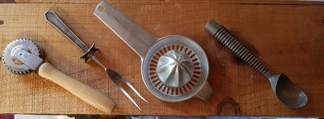 Lot of Vintage Kitchen Items/decor 60$ or all in Kitchen & Dining Wares in Whitehorse - Image 3