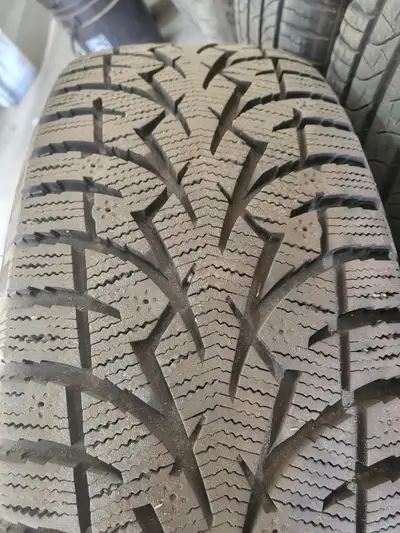 Très bon pneus d’hiver 235/65/R17 Toyo Observe G3-ICE. Très peu d’usure, comme neuf. Bon pour plusie...