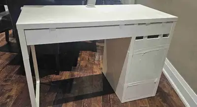 Ikea Micke desk in great condition. Chip to a shelf that won't be seen because it's the back of the...