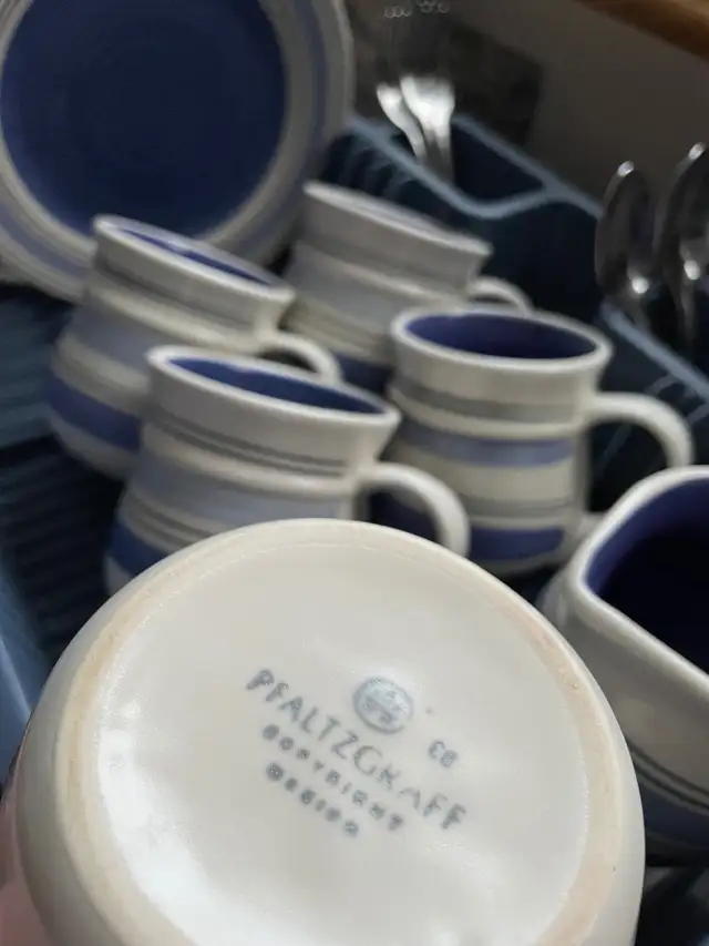 Hardcover New York book  (Centertown Ottawa) in Bookcases & Shelving Units in Ottawa - Image 9