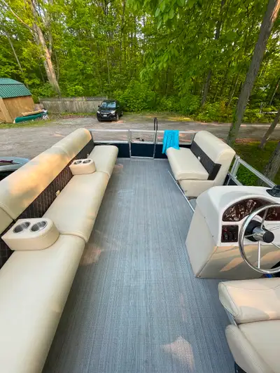 Pontoon Harris kayot 24 ft with mercury 40, no tears or cracked seats, floor is solid lots of storag...