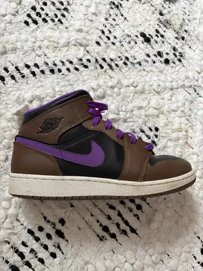 Check out these used Nike Air Jordan 1 Mid shoes, perfect for boys! These stylish sneakers feature a...