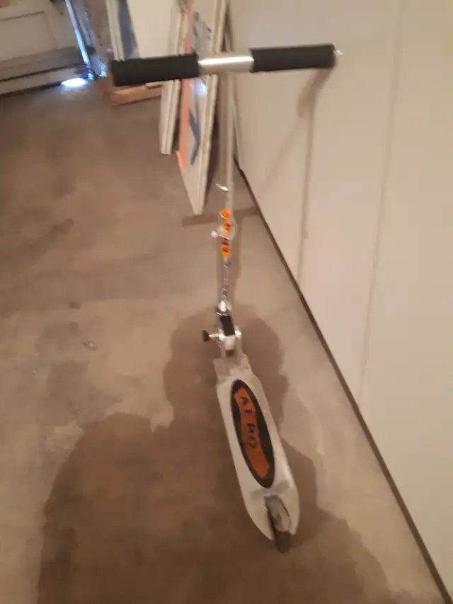 Kick Scooter in Skateboard in Calgary - Image 2