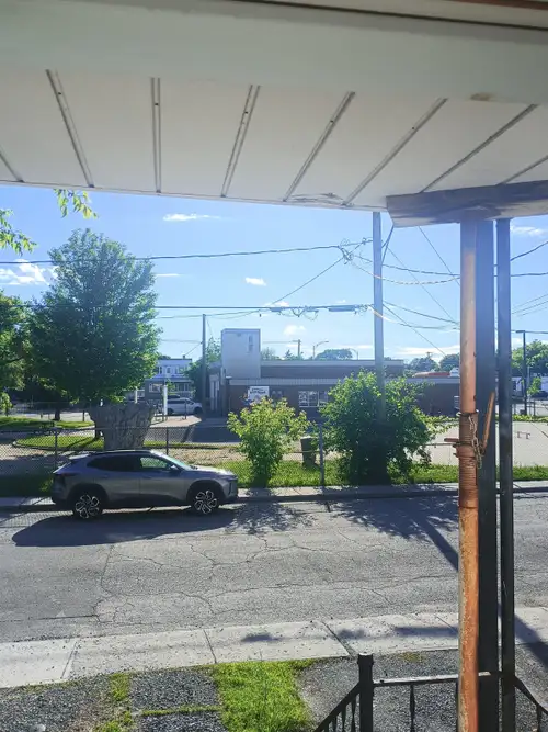 Charmant condo au rez-de-chaussée d’un triplex, situé dans un quartier calme, agréable et bien situé...