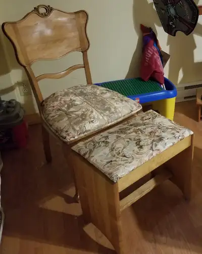 Chaise en bois et repose pieds, View more