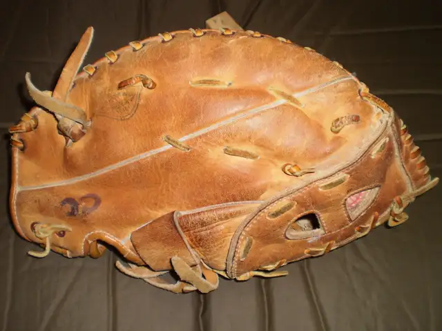 Reach 243 First Base 12 inch Baseball Softball LH Glove in Baseball & Softball in City of Toronto - Image 3