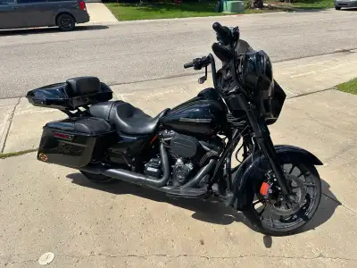 2018 street glide -32k- oil change 60km ago Aftermarket 12” handle bars Aftermarket front signal lig...