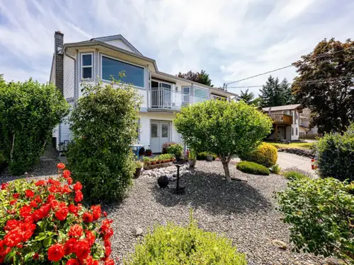 The upper floor of a beautiful and bright house is available for rent, ideal for students or profess...