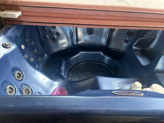 HOT TUB FOR SALE - USED in Hot Tubs & Pools in Kitchener / Waterloo - Image 4