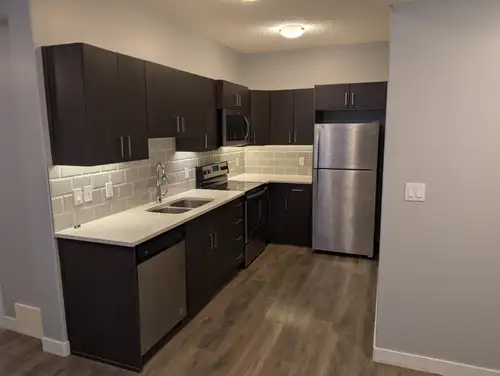 Come live in this beautiful bright modern suite located in Pineridge of Edgemont in west Edmonton. A...