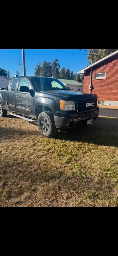 219127km’s - 6.5 ft box - Centre Console - 2” Front Lift, 1.5” Rear - Head Rack It does have rust is...