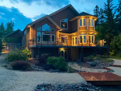 DISTINCTION ON THE LEE RIVER! Bold custom design with striking architecture. A sprawling 2770 sqft,...