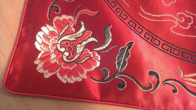 Housse  de coussin rouge en satin avec dessin de dragon (300821- dans Autre  à Laval/Rive Nord - Image 3