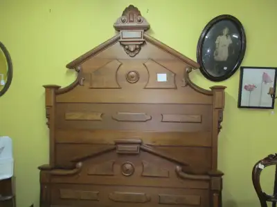 Ensemble de chambre a coucher style Victorien, View more