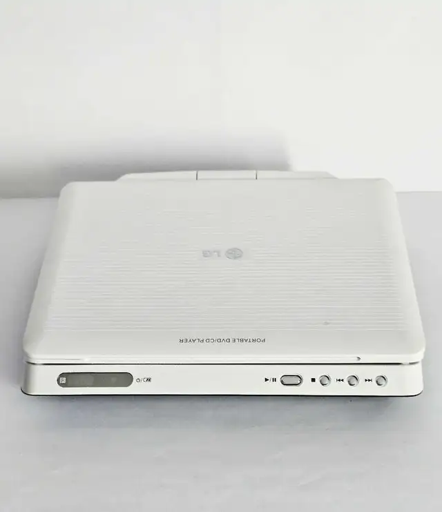 LG Portable DVD Player Model: LPA-735  7"- Screen- PLS. READ DES in General Electronics in City of Montréal - Image 6