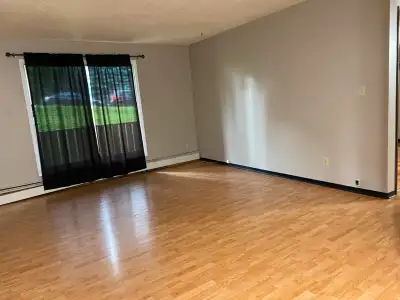 Lower mount royal 2 bedroom apart,balcony,parking,$1450/m+elect