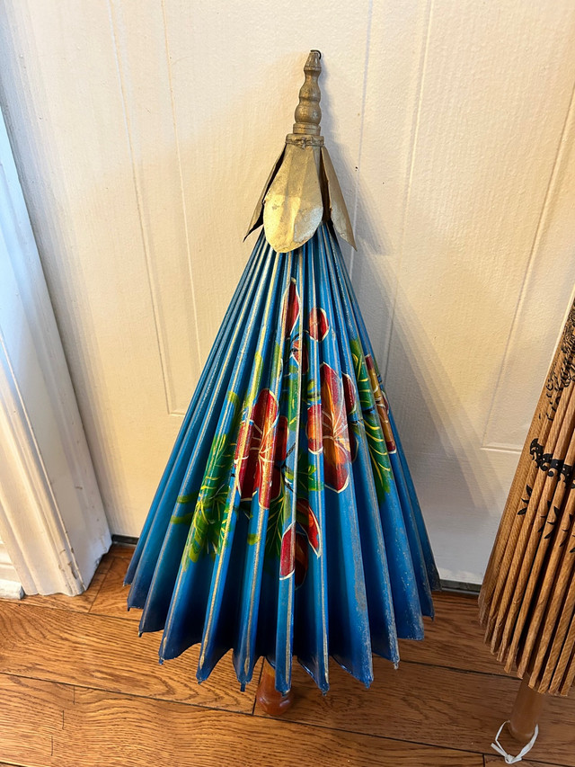 Lot de 2 parapluies en bois vintage umbrellas dans Art et objets de collection  à Ville de Montréal - Image 2