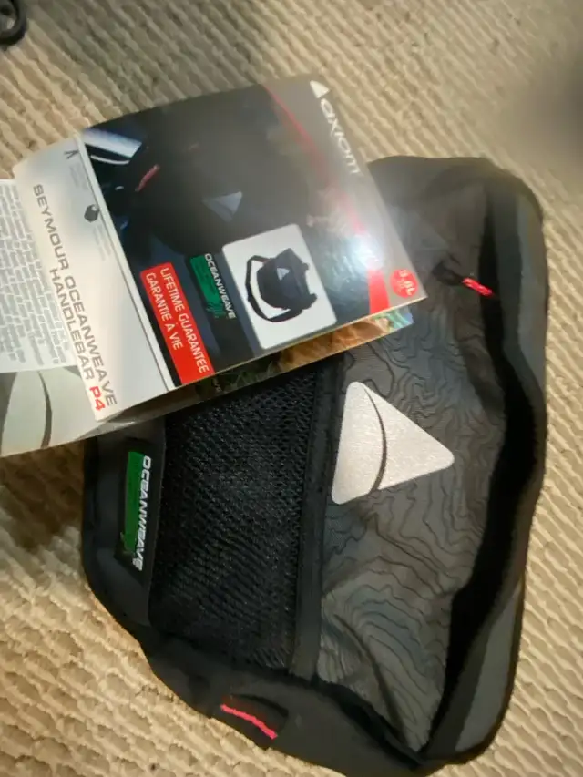 Axiom Seymour Handlebar Bag in Clothing, Shoes & Accessories in Oakville / Halton Region - Image 3