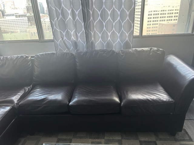 Leather Couch  dans Sofas et futons  à Ville de Montréal - Image 3