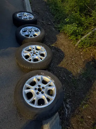 4X 225/65/17 Compasal city walk summer tires with Toyota original MAGS from my Rav4. Bolts pattern 5...