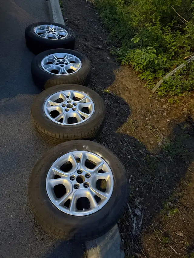 4X225/65/R17 Compasal summer tires on Toyota mags from rav4 in Tires & Rims in City of Montréal - Image 2
