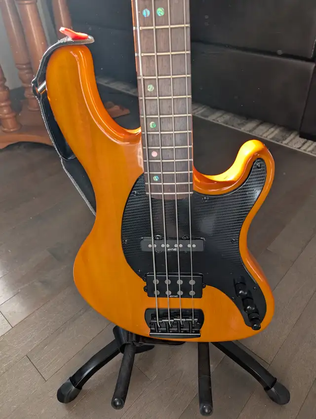 Cort Custom Bass in Guitars in Gatineau - Image 2