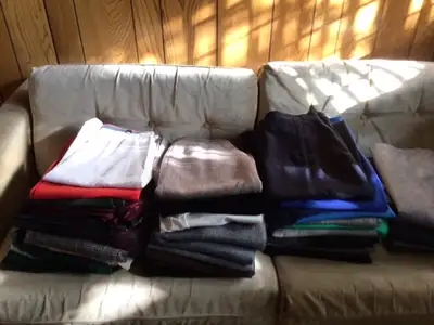 VÊTEMENTS POUR FEMMES - JUPES, CHANDAILS, BLOUSES, MANTEAUX ETC., View more