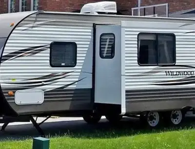 Very clean Double bunk trailer with brand new queen mattress, new batteries used only 4 times last t...