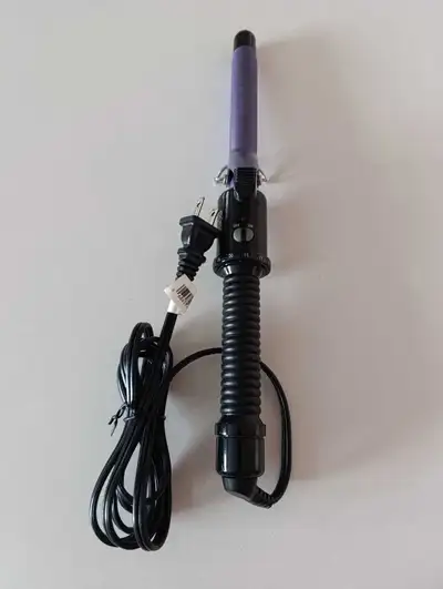 Create beautiful curls with this Conair curling iron, perfect for quick styling. This curling iron h...