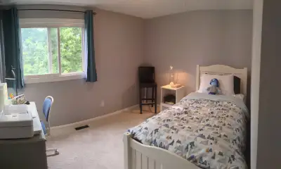 PERFECT FOR A FEMALE STUDENT OR YOUNG PROFESSIONAL ! Fully-furnished room on the 2nd floor of a quie...