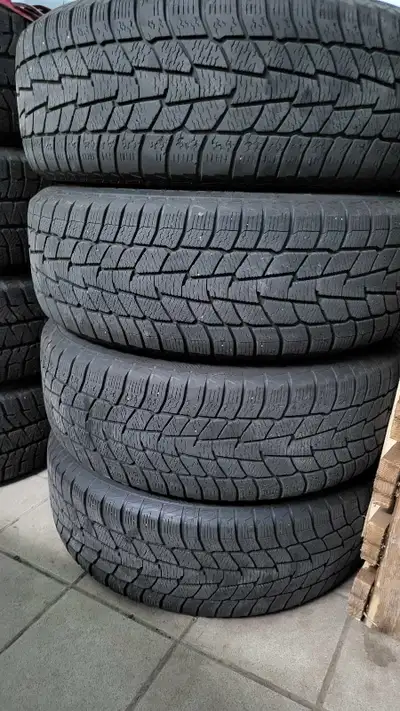 4 pneus hiver montés sur rims 195/65R15 en très bonne condition. Étaient sur une Ford Focus 2012. Pr...
