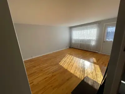 In front of Park , Bright & Spacious upstairs 5½ Apartment for Rent – Prime Location! This bright, g...