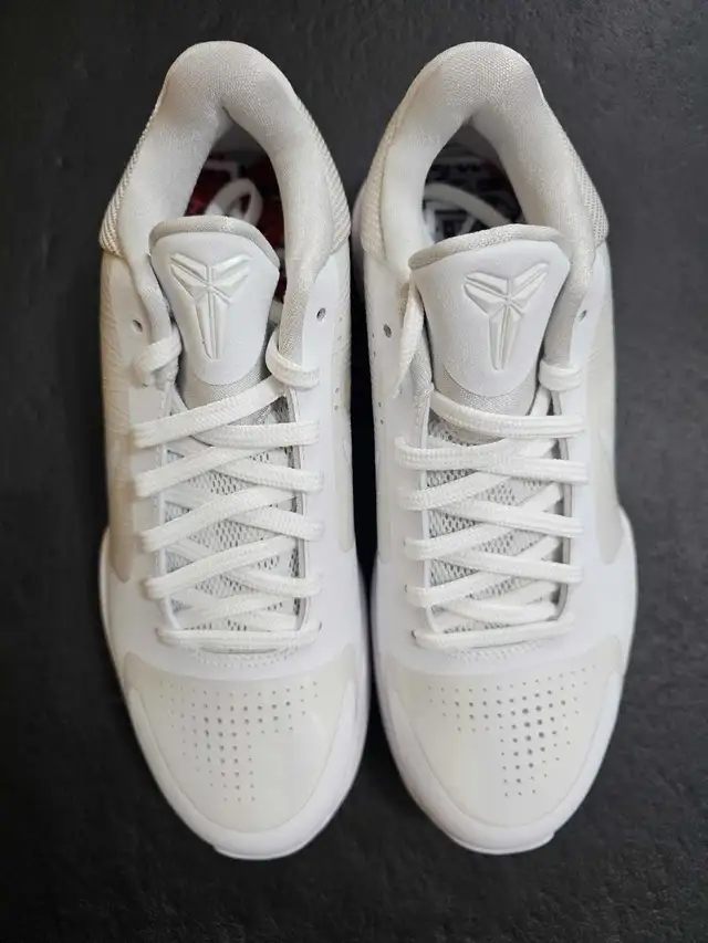 Kobe 5 Platinum size 8 in Men's Shoes in Mississauga / Peel Region - Image 3