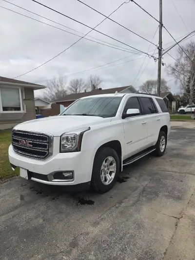 Get behind the wheel of this reliable 2017 GMC Yukon SLE, a powerful AWD SUV that offers a smooth ri...