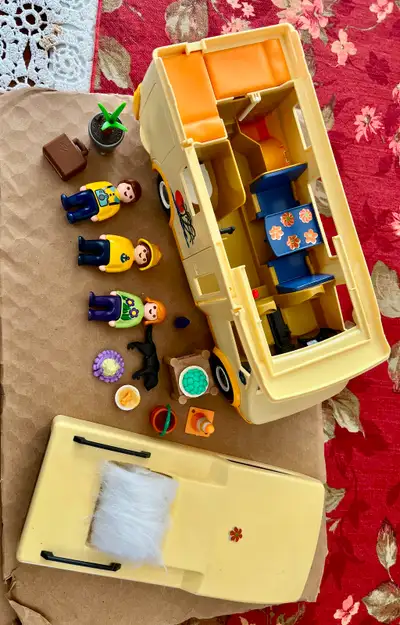 1.- Camping car / 20 mcx / 30$. Collection : Playmobil City Life # 3647 / 4 ans + . 2.- Inclus : Cam...