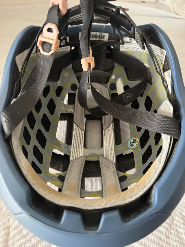 TWO ADULT ROAD BIKE CYCLING HELMETS, LIKE NEW, GOOD QUALITY in Road in City of Montréal - Image 4