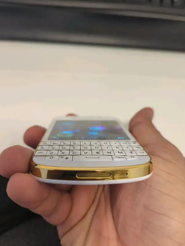 Blackberry Q10 Gold & White, rare limited special edition Mint! in Cell Phones in City of Toronto - Image 4