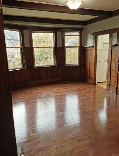 Central Park apartment is a 12 suite purpose-built building. We are offering a Bright Top Floor 2 Be...